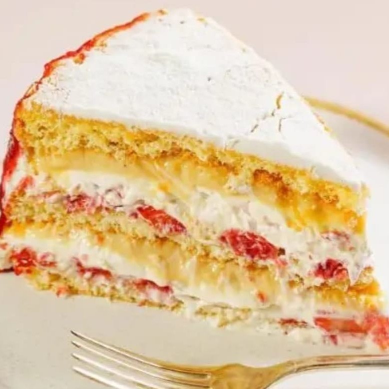 Finas camadas de pão de ló especial, recheadas de creme maravilha , morangos picados, chantilly e decorada com açúcar de confeiteiro.