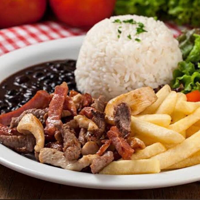 Arroz, feijão, farofa salada ou batata frita