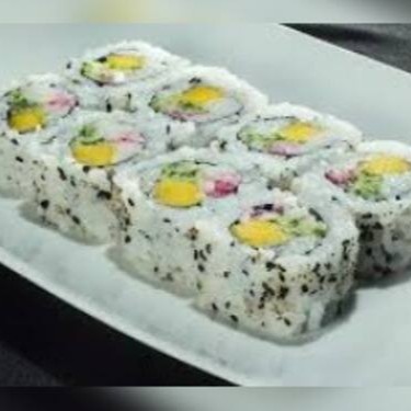 Uramaki california, finalizado com uma lamina de manda e geleia de pimenta.

Cinco peças de uramaki California que trazem uma releitura surpreendente de um clássico da culinária japonesa. Recheadas com kani, pepino crocante e uma leve camada de arroz temperado, são cuidadosamente cobertas por lâminas finas de manga fresca, que adicionam um toque tropical e suculento à receita. O diferencial está na finalização com geleia de pimenta, que equilibra a doçura da fruta com um leve ardor envolvente, proporcionando uma explosão de sabores doces, picantes e refrescantes a cada mordida. Uma experiência ousada e equilibrada para paladares exigentes.