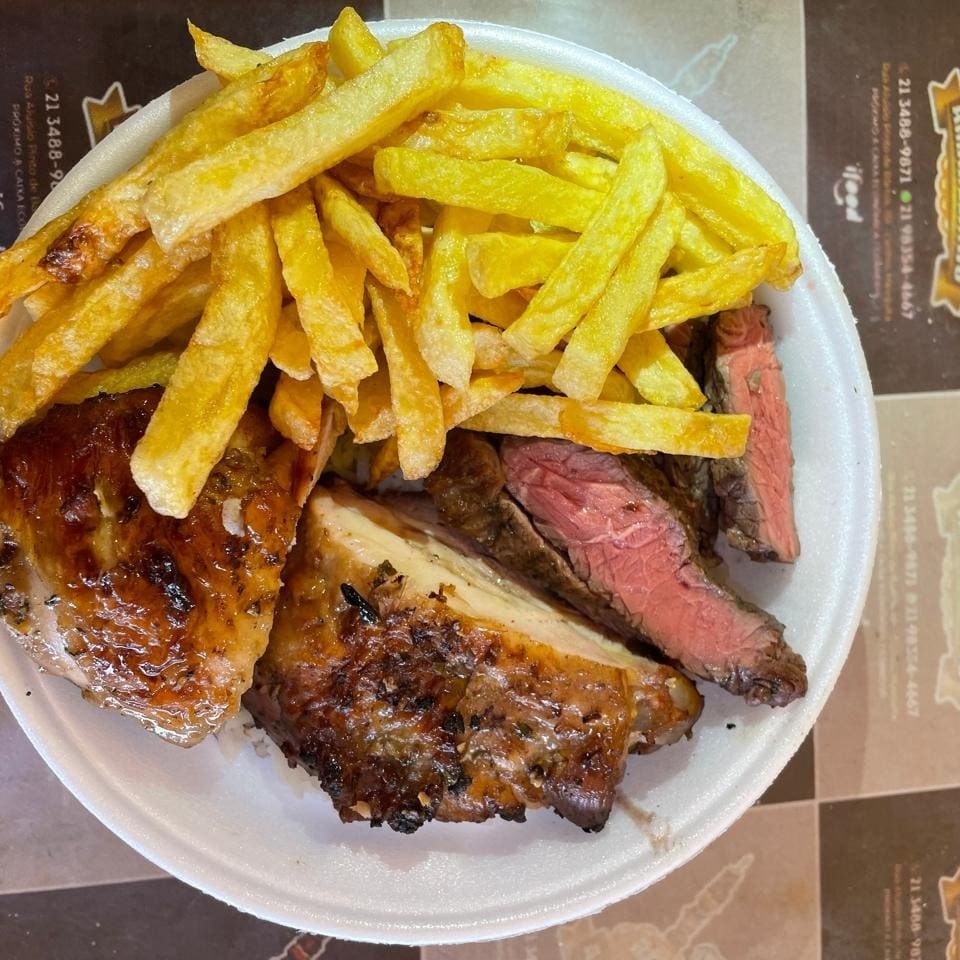 Arroz, feijão, batata frita, molho a campanha e farofa