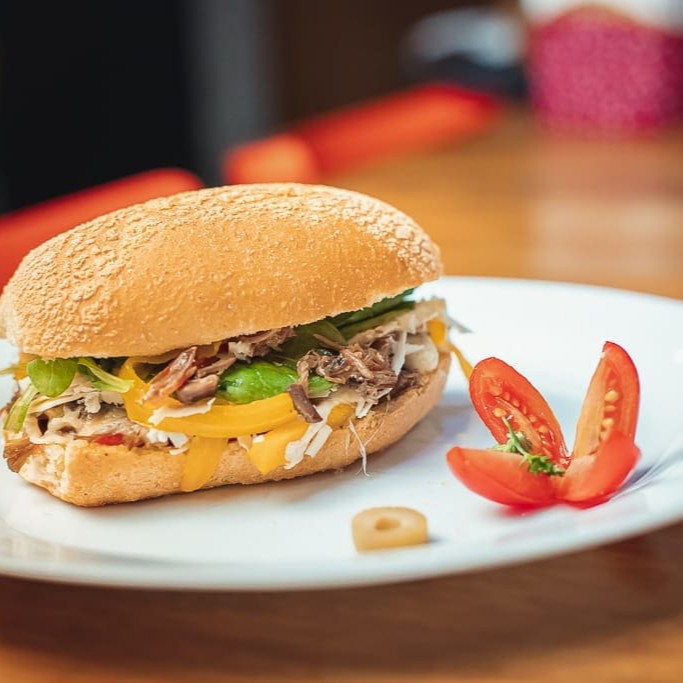 Pão de milho, Carne Louca, queijo canastra, rúcula