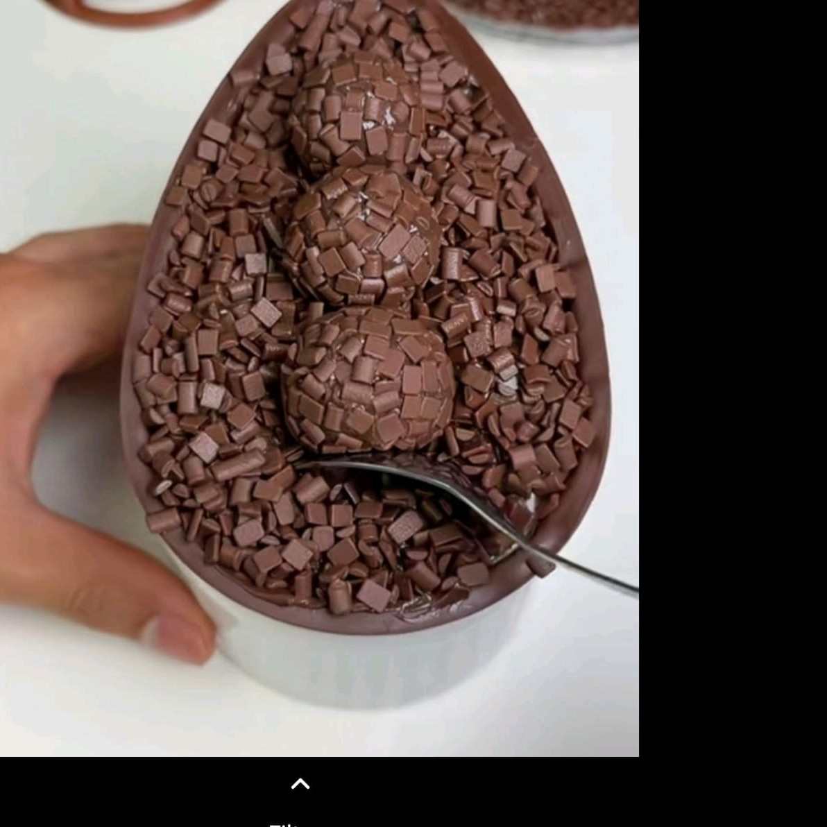 Casca de chocolate com brigadeiro cremoso e brigadeiro docinho