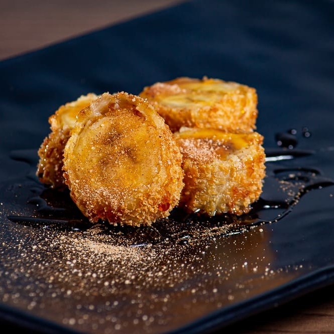 Banana empanada com caramelo e canela