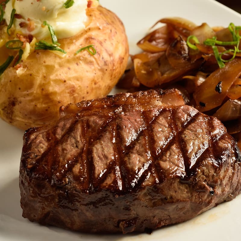 Nosso verdadeiro steak new york,corte de 300g, preparado com temperos especiais e grelhado na brasa .