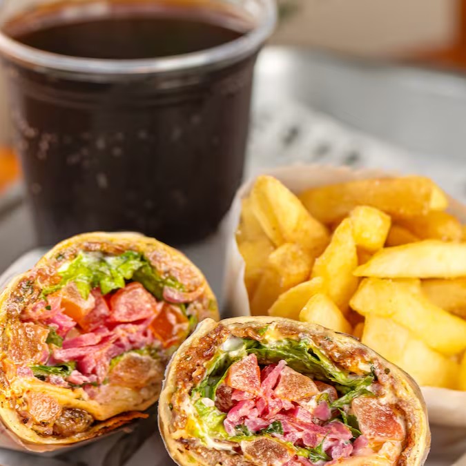 Uma carne kafta feita na hora, prensada junto ao pão árabe com os mesmos recheios que você já conhece do Kebab!

O Combo inclui Batata Frita e Mate da Casa. Personalize trocando a Batata por uma Porção ou o Mate por outra bebida, pagando a diferença.