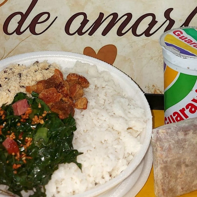 Deliciosa quentinha de feijoada acompanhada de arroz branco, farofa da casa, couve refogada e um delicioso torresmo crocante + 01 sobremesa + 01 copo de guaravita. Marmitex sugerido para até 02 pessoas.