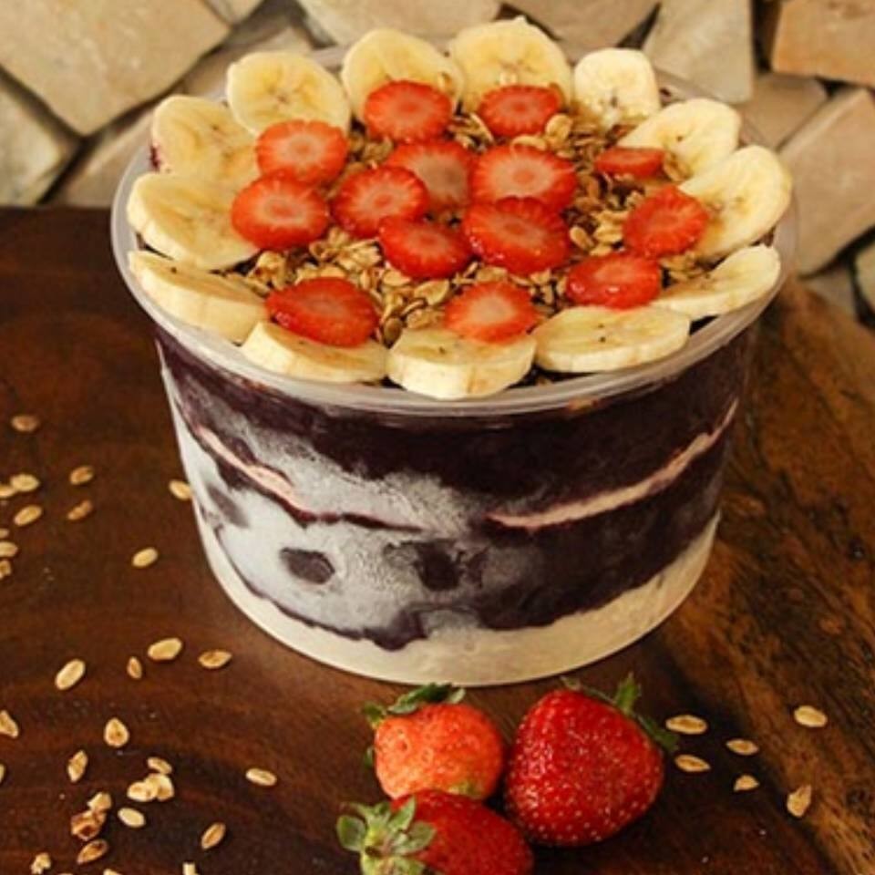 Açaí batido com frutas morango banana ou natural temos variedades de complementos no cardápio!!!  Obs... Não Trabalhamos Com Complementos Separados. Todos Os Complementos São Montados No Copo !