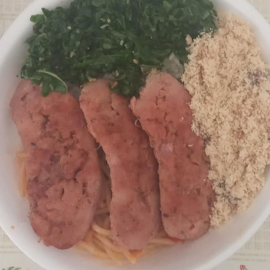 Apresentamos a deliciosa 'Linguiça Toscana', uma estrela da nossa categoria 'Quentinha Caseira Grande'. Este prato traz a autêntica e suculenta linguiça toscana, acompanhada de um arroz soltinho e branco, um feijão caseiro irresistivelmente saboroso, macarrão al dente que desmancha na boca e a crocante farofa que adiciona textura a cada garfada. Acompanham ainda uma couve fresca, ou uma salada verde vibrante, e uma salada de legumes variados, cuidadosamente selecionados e preparados. Uma refeição caseira, abundante e equilibrada, que promete confortar seu paladar.