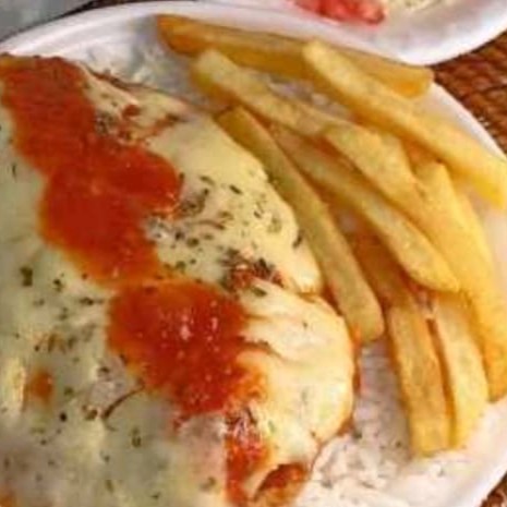 Nosso delicioso prato com 1 pedaço de frango a parmedia com fritas que acompanha arroz e feijão!