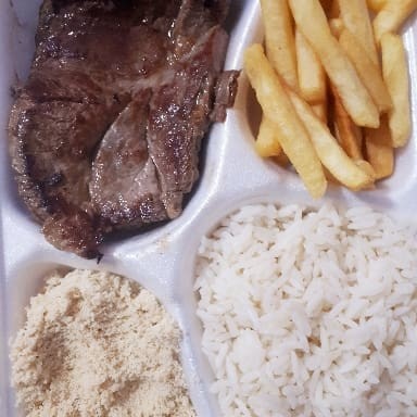 Arroz branco, feijão, farofa e fritas