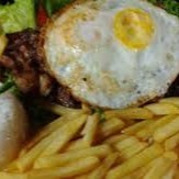 Contra filé grelhado com arroz , fritas, ovo frito e farofa