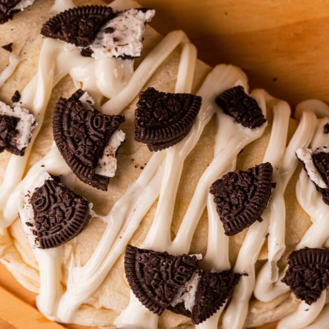 Recheado com chocolate preto, chocolate branco e muito biscoitinho picado Oreo
*finalizado com chocolate branco e biscoito