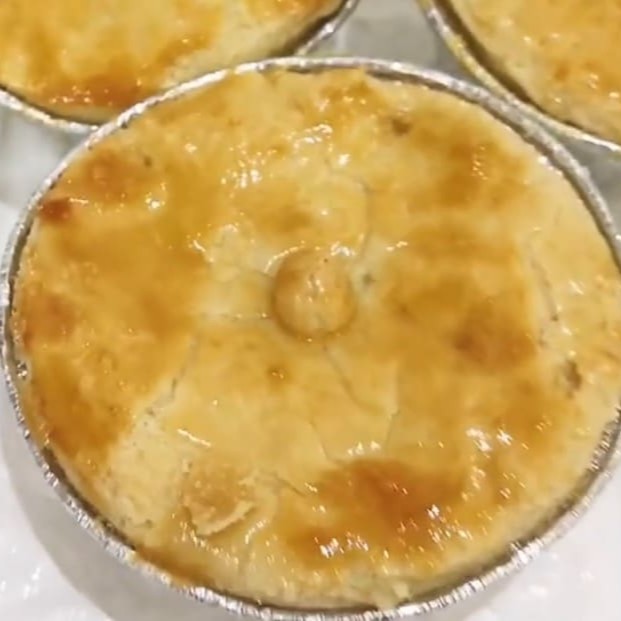 Massa bem gostosa e com recheio de frango com Cream cheese.