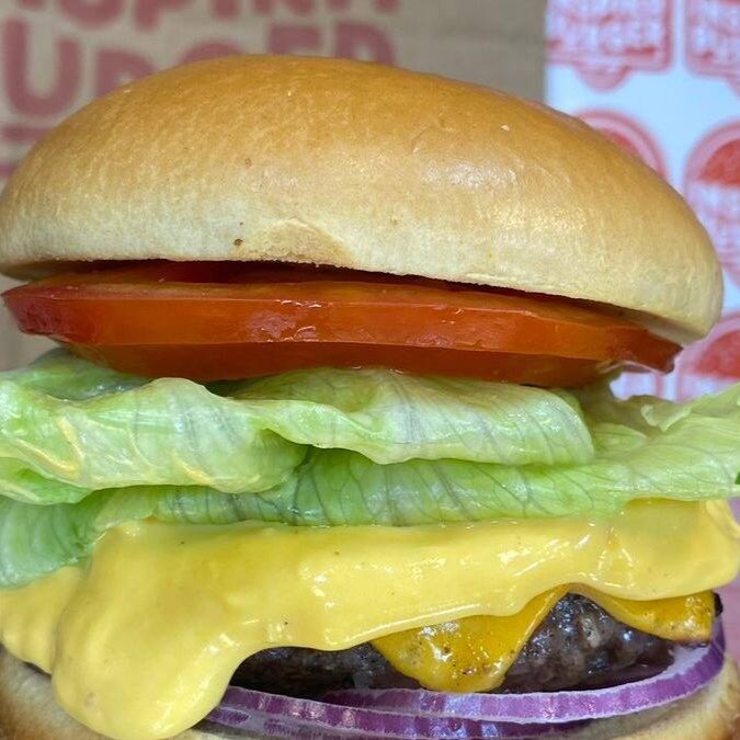 Esse Burger é feito com pão brioche tradicional. Fizemos essa linha pensando em vc que não gosta de pão de alho. Particularmente, acho que todo Burger necessita de uma salada pra completar, nesse caso adicione o crock crock da alface americana fresca, da cebola roxa e do tomate com esse blend maravilhoso feito na brasa. Irresistível!!