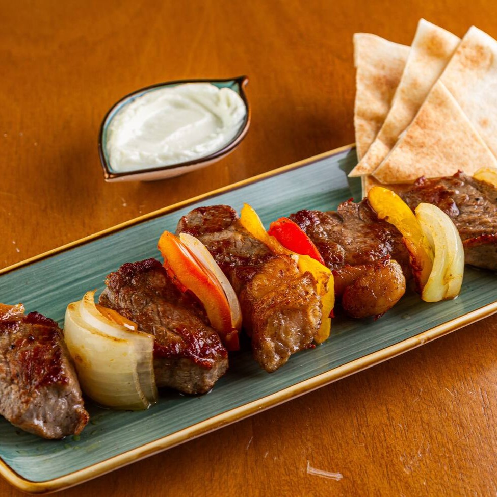 Espeto de Contra Filé com cebola, tomate e pimentão amarelo, acompanhado de pão e pasta de alho