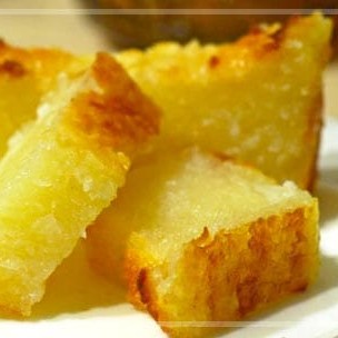 Delicioso bolo de aipim com coco, com aproximadamente 350 g na forma de bolo inglês.