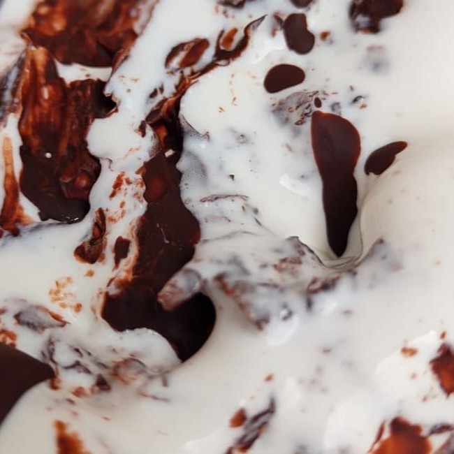 Saboroso sorvete artesanal de nata mesclado com calda de chocolate meio amargo