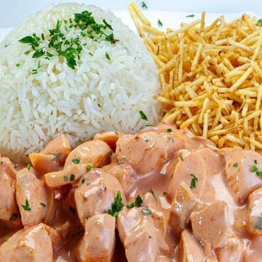 Delicie-se com o nosso Strogonoff, preparado com carne, frango ou camarão em um molho cremoso e saboroso. Acompanhado de dois acompanhamentos à sua escolha, cada refeição é personalizada para atender seu gosto. Seja com arroz soltinho, batata frita crocante, purê de batata suave ou legumes salteados frescos, ideal para um almoço ou jantar delicioso.