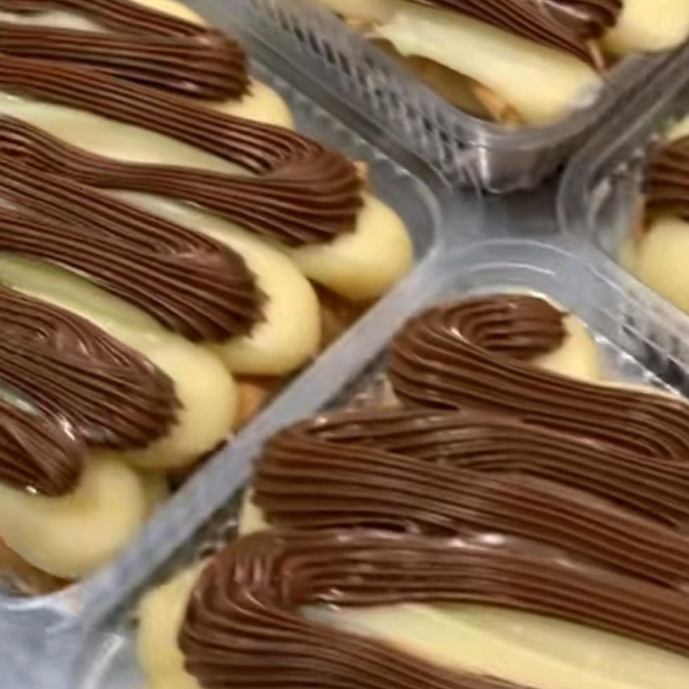 Duas camadas de biscoito maisena, brigadeiro de Ninho e de cobertura Nutella