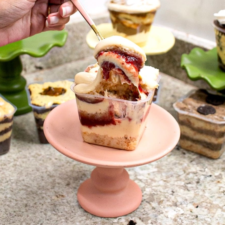 Camadas cremosas de brigadeiro de Ninho, massa fofinha de baunilha, geleia artesanal de morango e um toque final de leite em pó Ninho – 250ml.