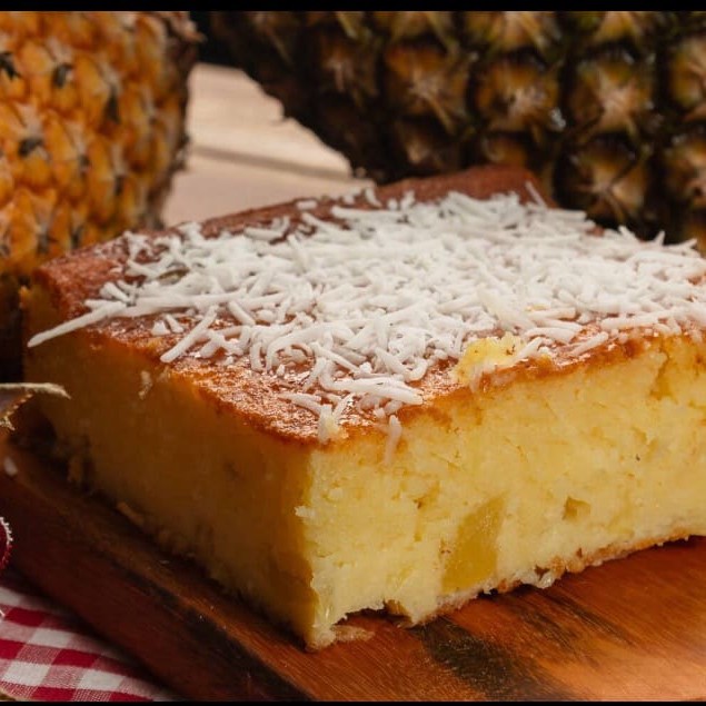 Bolo feito com abacaxi e coco fresco, nosso campeão de vendas. Peso aproximado.