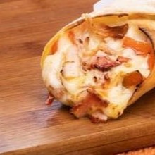 Massa crocante, mussarela,Bacon,Ovos,presunto e orégano