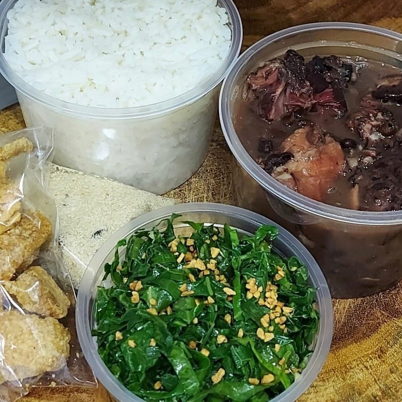 Deliciosa Feijoada Completa onde todos os itens vão separados em potes que pode ser levado ao micro-ondas. Nesse kit vai arroz branco no pote de 500ml, farofa da casa 70gramas, couve refogada 60 gramas, torresmo crocante de 40gramas e o pote da feijoada de 500ml  + 01 Sobremesa caseira + 01 Copo de Guaravita.