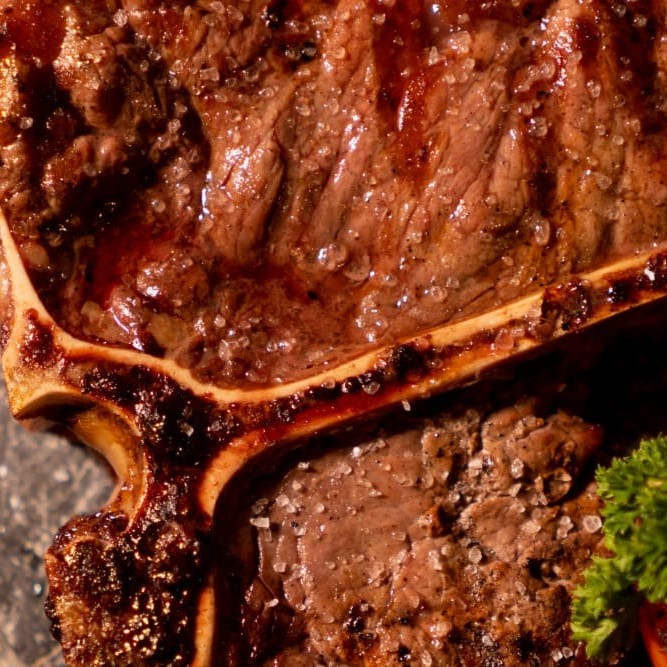 Um pedaço de carne único com osso em formato de "T". Possui três cortes contrafilé, alcatra e filé mignon, combinando o melhor de três mundos e oferecendo uma experiência gastronômica.