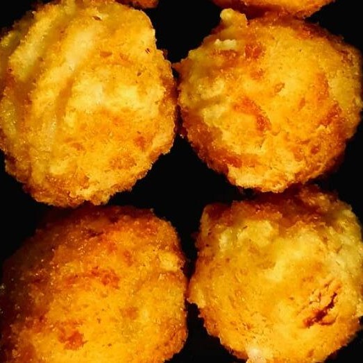 8 bolinhas crocantes por fora e cremosas por dentro