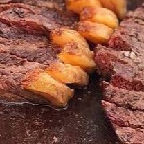 A queridinha do Brasil e conhecida por sua maciez e sabor inigualáveis, consequência da gordura que acompanha a carne.   - prato composto por aproximadamente 800 a 900gr de picanha angus e acompanhamento completo a sua escolha (arroz, farofa, molho vinagrete, batata palito e até o feijão se optar por ele)
