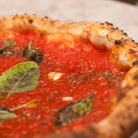 Massa artesanal livre de açucares,ovos e lactose.Usamos queijo veganos,azeite de Oliva,molho de tomate com pomodori pelati.