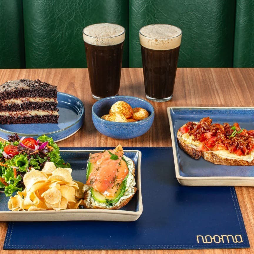 01 Porção de pão de queijo 01 Torrada com Parma e brie 01 Brod de salmão defumado 01 Bolo Premium 02 Mates