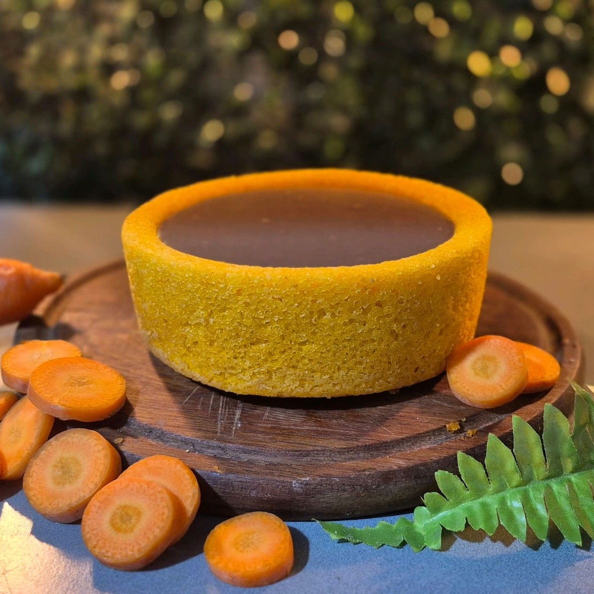 Bolo piscininha de Cenoura com Calda de Chocolate. Um bolo úmido e macio, feito com cenoura fresca, que dá um toque especial de doçura natural. Coberta com uma calda de chocolate rica e cremosa, que envolve cada mordida em um abraço de sabor intenso!