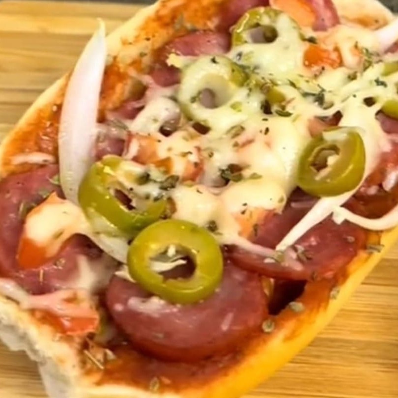 Fatia de pão de sal , com queijo,presunto,azeitona ovo, orégano ,tomate, Calabresa, cebola