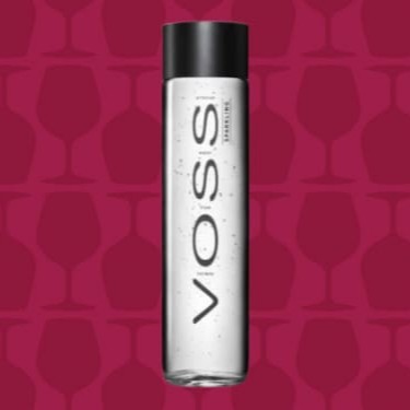 Água mineral, natural, com gás, norueguesa. A fonte da Voss fica no sul da Noruega, em um ambiente primitivo no deserto gelado, a água fica em uma fonte subterrânea, sob uma formação rochosa protegida do ar e de qualquer tipo de contaminação externa. Ela brota naturalmente e é envasada diretamente na fonte, sem nenhum processo de tratamento ou filtragem.  A Voss apresenta características únicas, não é à toa que ela é considerada a água mais pura do mundo, pois ela possue quantidades reduzidas de minerais e sódio (apenas 22mg/l de sais dissolvidos). Apreciada pelos amantes do vinho, dos destilados, cafés e por todos que reconhecem a sua leveza única e incomparável.