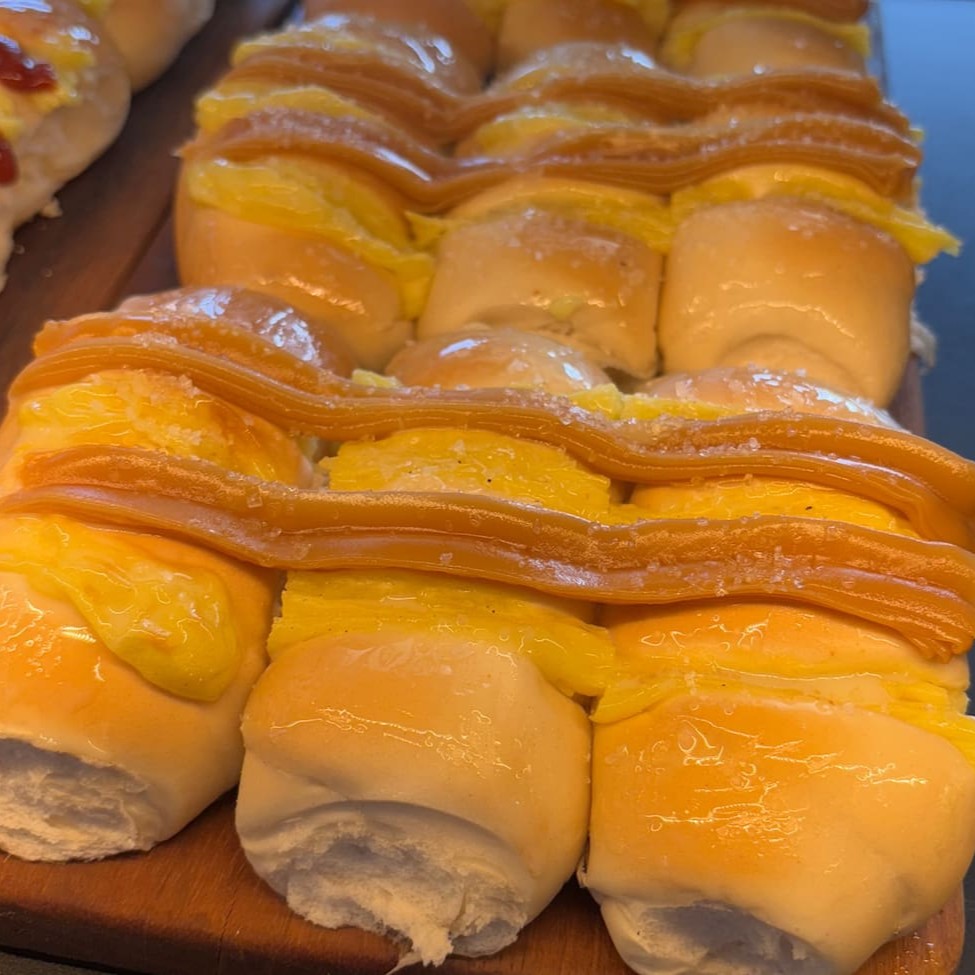 Pão doce colegial, com creme e Goiabada Ou Doce De Leite. Especificar qual cobertura você deseja.