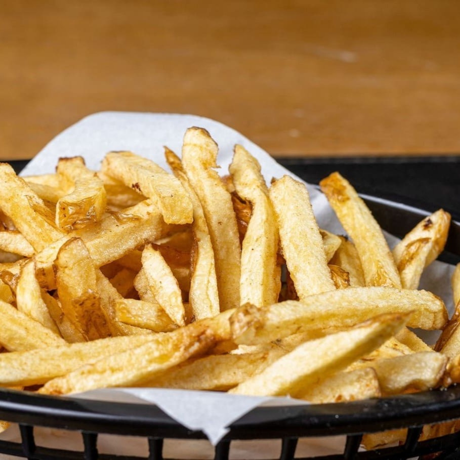 Nossa batata frita é artesanal, feita com batata Original, cortada na hora e frita para ficar douradinha, crocante por fora e macia por dentro — nada de industrializados ou conservantes! Escolha o tamanho ideal para matar sua fome: