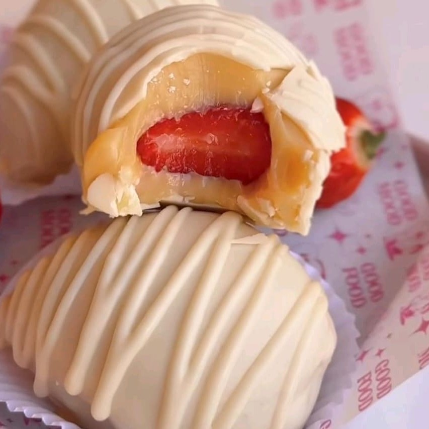 Morango fresco envolvido por nosso cremoso brigadeiro branco e finalizado com casquinha de chocolate branco
