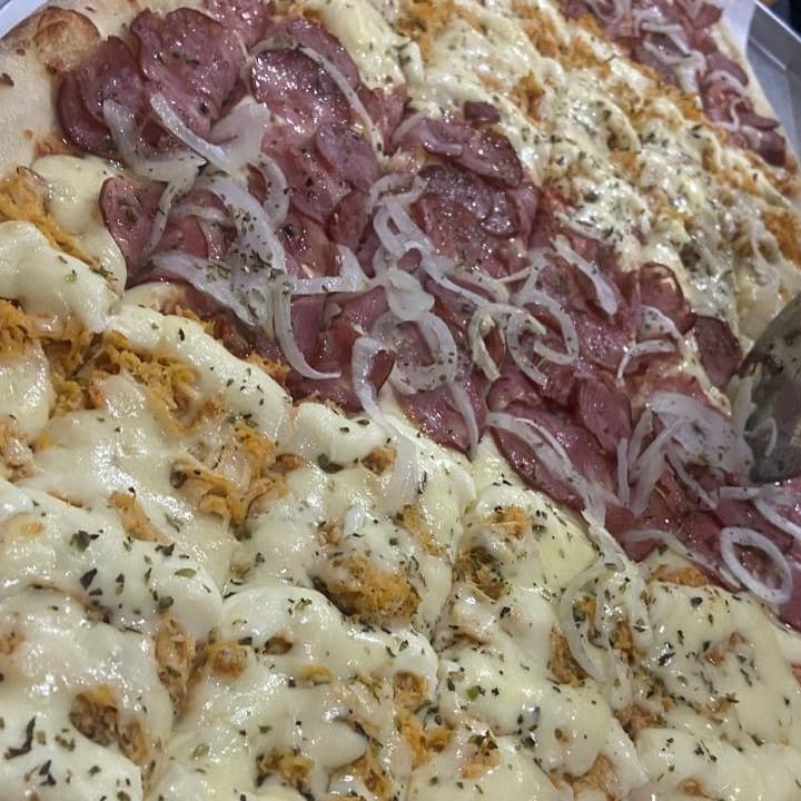 Desfrute da nossa Pizza Trem, uma pizza requintada de categoria 70x35cm. Preparada com uma massa de fermentação prolongada, que acentua o sabor e a textura inigualável, e ingredientes frescos e selecionados para garantir a mais alta qualidade. Esta criação culinária promete uma explosão de sabor que irá encantar o seu paladar. Perfeita para se deliciar em qualquer momento, é a escolha ideal para os verdadeiros apreciadores de pizza.