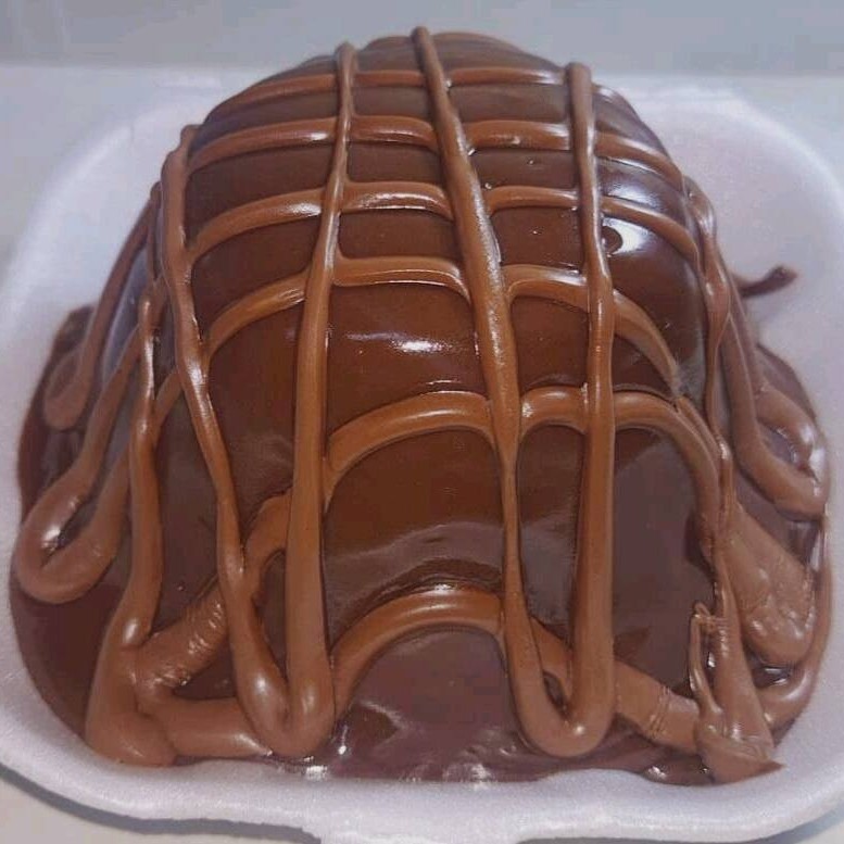 🍫 Baby Vulcão Chocotela — uma explosão de sabor em cada pedaço! Feito com massa de chocolate e coberto por um irresistível creme de chocolate meio amargo, preparado com chocolate nobre 50% cacau. Finalizado com fios generosos de Nutella original, esse mini vulcão é perfeito para quem ama intensidade e cremosidade.  Peso médio: 250g.