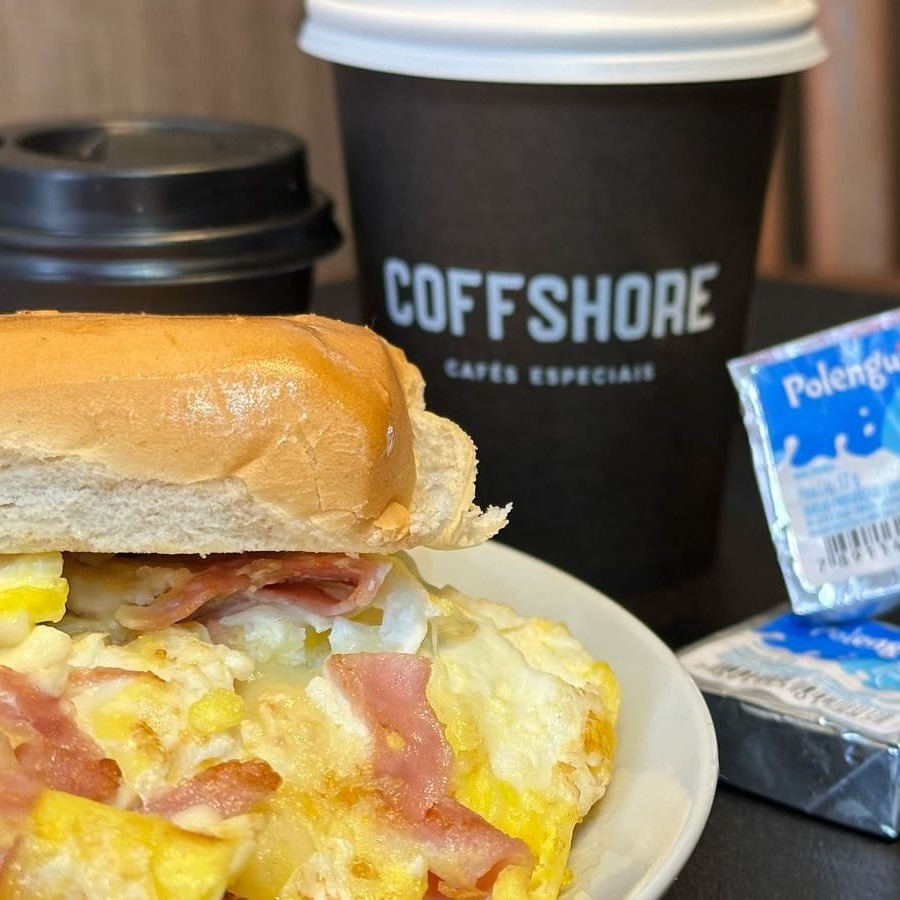 Dois ovos orgânicos, Requeijão, Polenguinho, presunto, queijo em um pão brioche especial