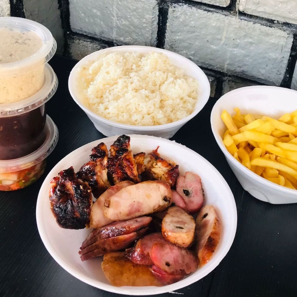 Drumet, linguiça de frango e linguiça suína. Acompanha: arroz, feijão, farofa, molho e fritas.