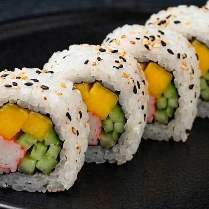 Camada de Arroz Japonês e Gergelim recheado com Alga, Manga,kani e pepino