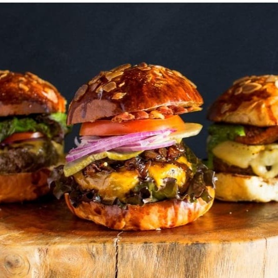 Apresentamos o nosso irresistível Combo de 3 Hambúrgueres Artesanais! Este Combo é a escolha ideal para Trisais, Grandes Amigos e Grupos de três pessoas que desejam uma Experiência Gastronômica inigualável.  Cada Hambúrguer é meticulosamente preparado com um Blend suculento de 150g de Alcatra e Maminha, garantindo um Sabor incrível em cada mordida. O melhor de tudo é que você e seus amigos podem personalizar cada Hambúrguer de acordo com os seus gostos. Escolha entre uma variedade de opções de ingredientes, incluindo Bacon Crocante, Queijo derretido, Saladas frescas, Molhos deliciosos e uma variedade de Adicionais saborosos. Deixe a sua criatividade fluir!  Este Combo é perfeito para celebrar a Amizade, compartilhar Momentos Especiais e desfrutar de Três Hambúrgueres Artesanais que são verdadeiras obras-primas Culinárias. Experimente a diversidade de sabores em nosso Combo de 3 Hambúrgueres Artesanais e faça da sua Refeição um Encontro inesquecível. Junte-se aos seus amigos e mergulhe!