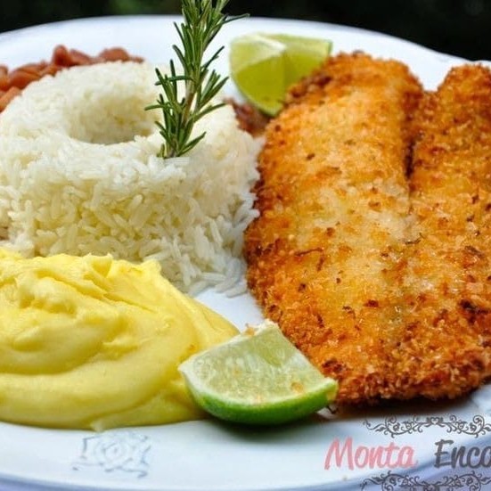 Destaque do nosso cardápio, este clássico! Um delicioso Filé de Peixe empanado acompanhado de arroz, feijão, purê cremoso e salada a parte.