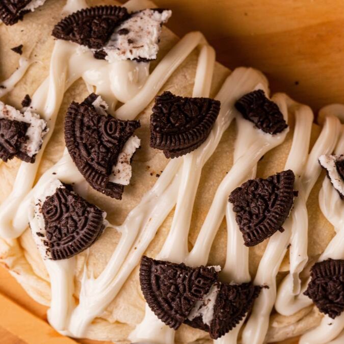 Recheado com chocolate preto, chocolate branco e muito biscoitinho picado Oreo
*finalizado com chocolate branco e biscoito