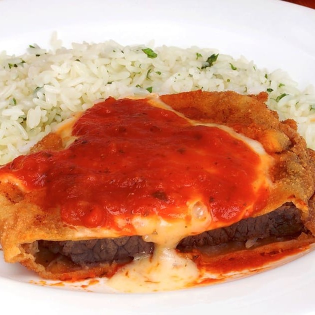 Acompanha arroz branco e batata frita.