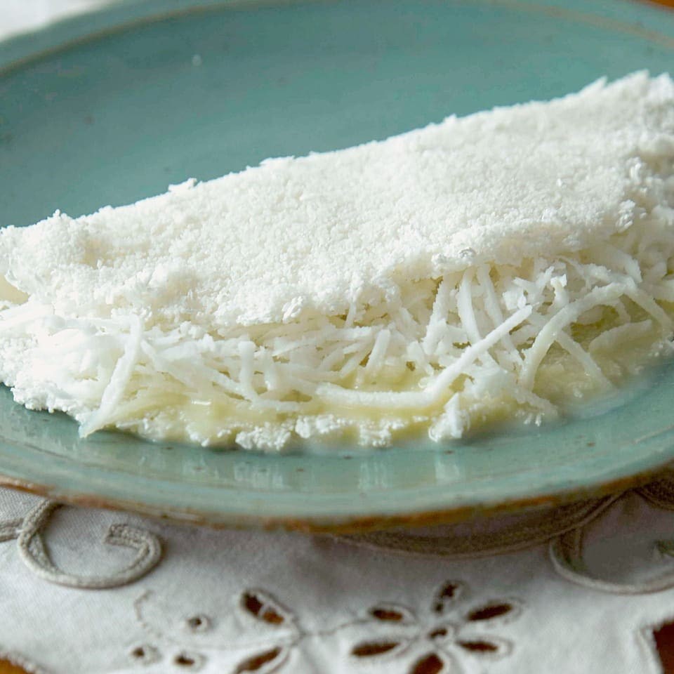 Delicie-se com a combinação tradicional de coco fresco e queijo coalho, criando uma experiência doce e salgada irresistível.