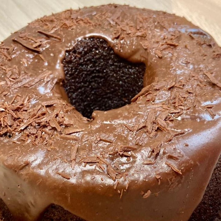 Massa de chocolate com cobertura de Ganache  Aprox. 900g