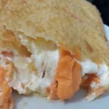 Pastel de aproximadamente 20cm com recheio de 4 queijos: mussarela, Catupiry, cheddar e cream cheese.